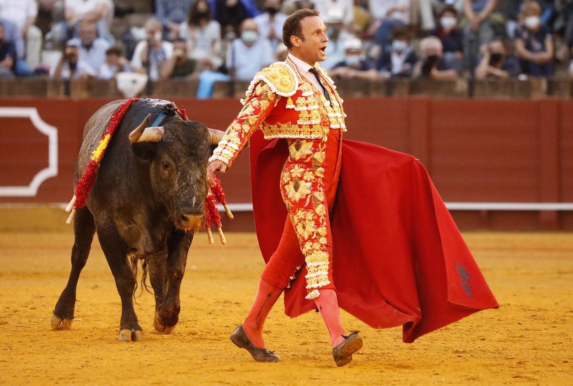 Antonio Ferrera, de carmín y oro, en la Maestranza