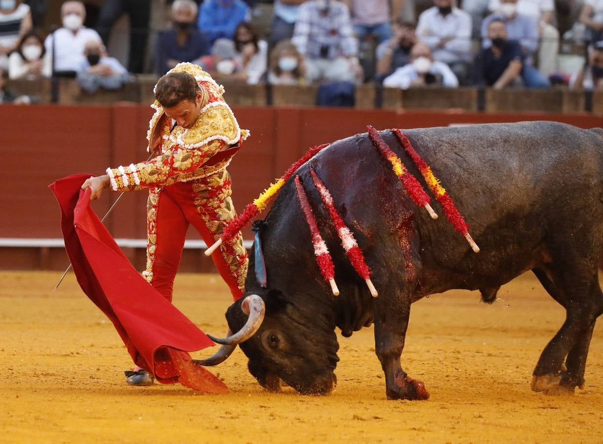 Antonio Ferrera, de carmín y oro, en la Maestranza