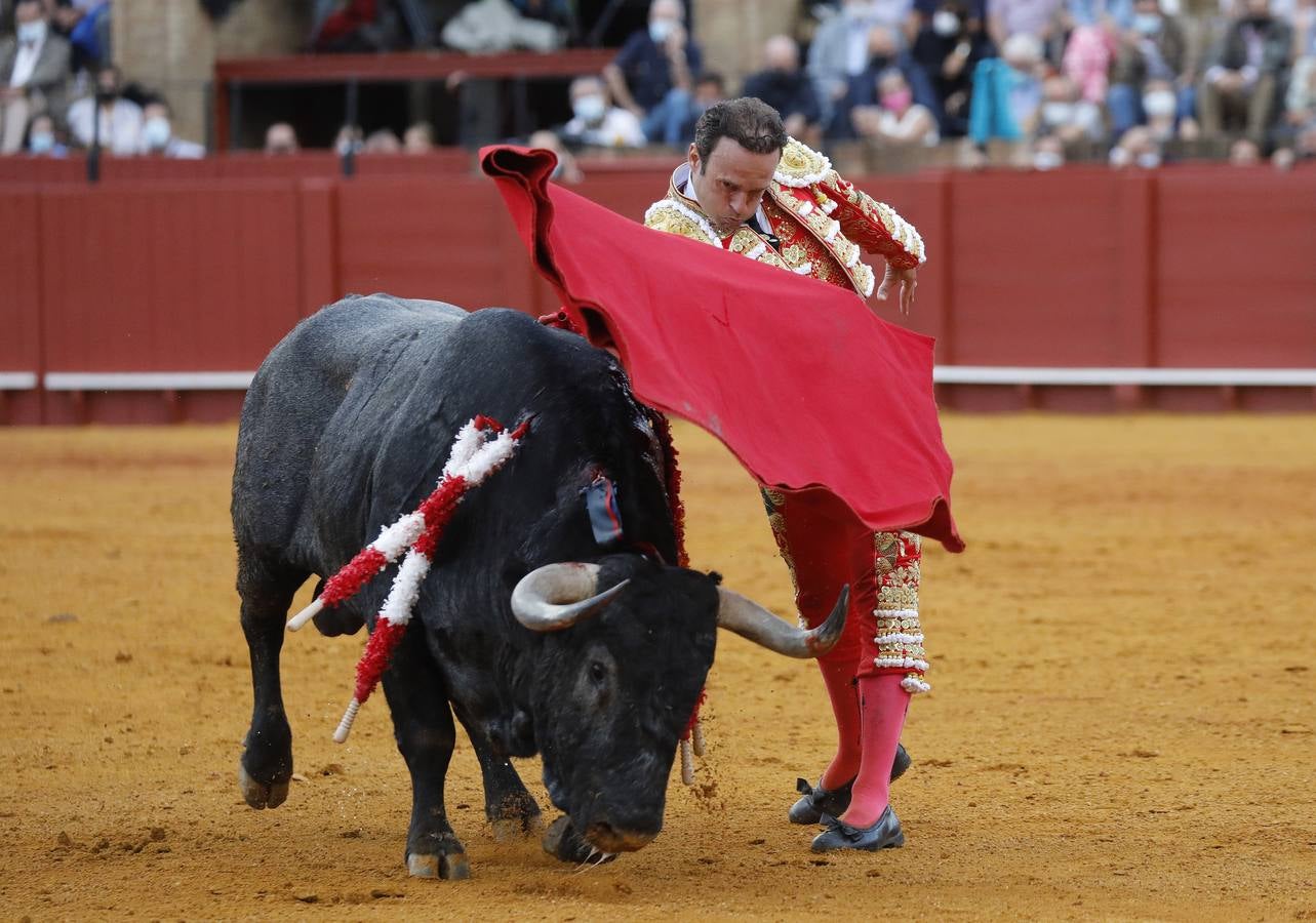 Antonio Ferrera, de carmín y oro, en la Maestranza