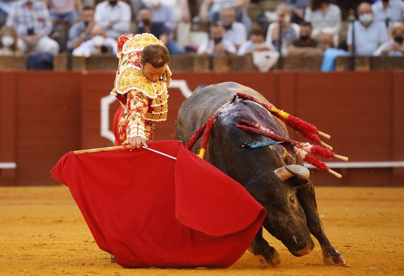 Antonio Ferrera, de carmín y oro, en la Maestranza