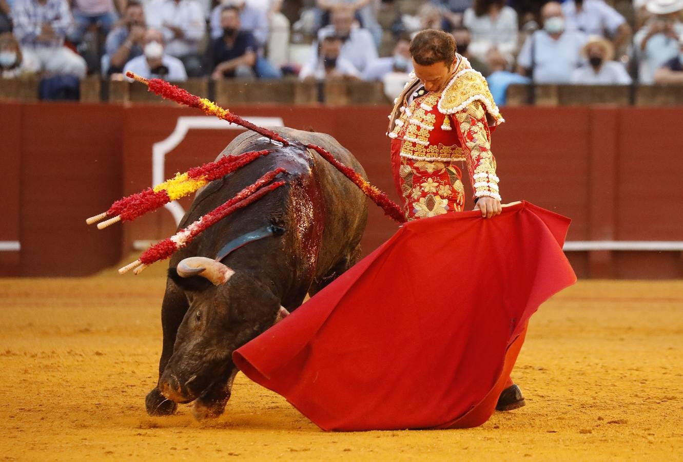 Antonio Ferrera, de carmín y oro, en la Maestranza