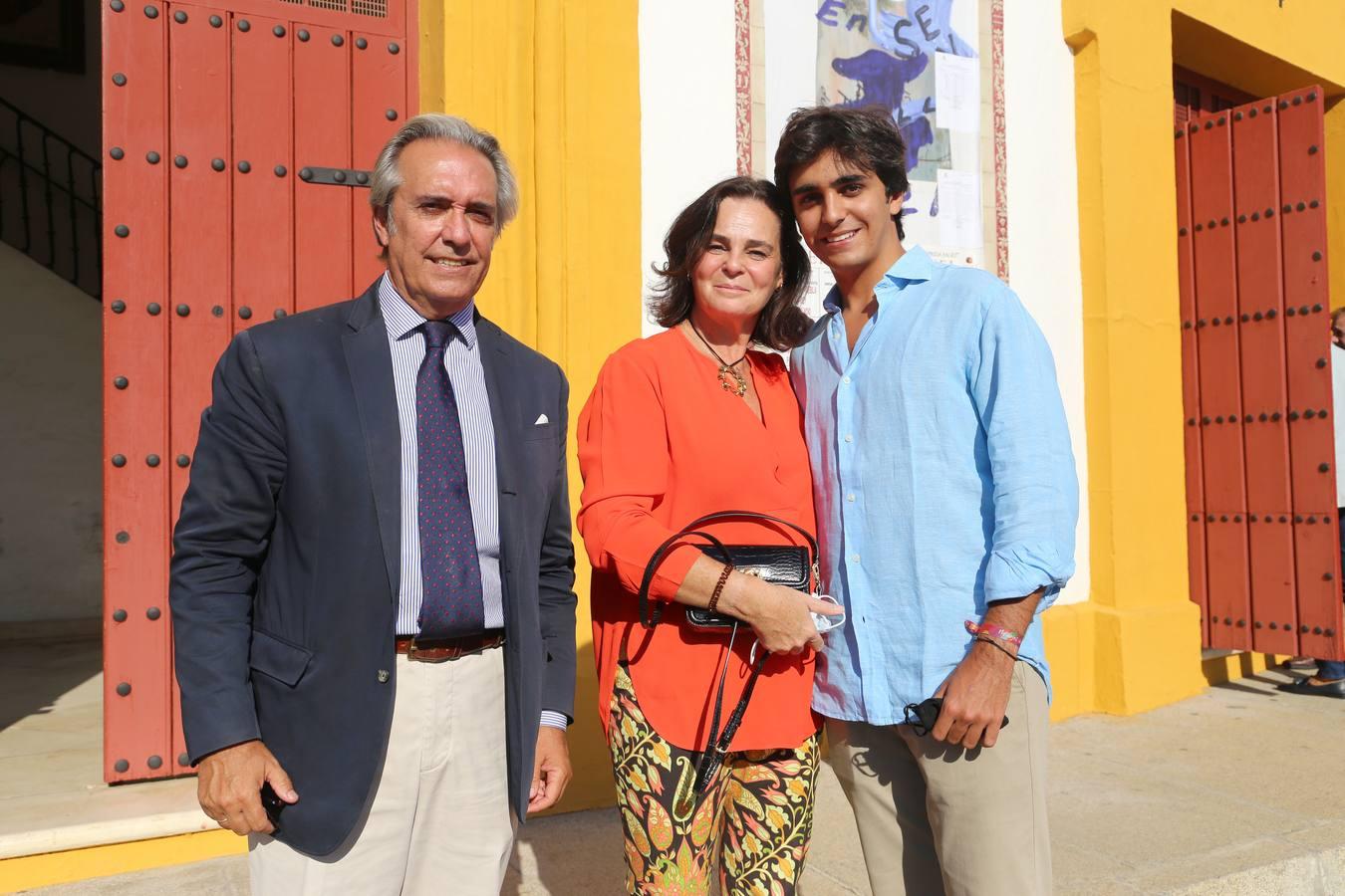 Ramón Ybarra, Verónica Lora y Ramón Ybarra Lora. 