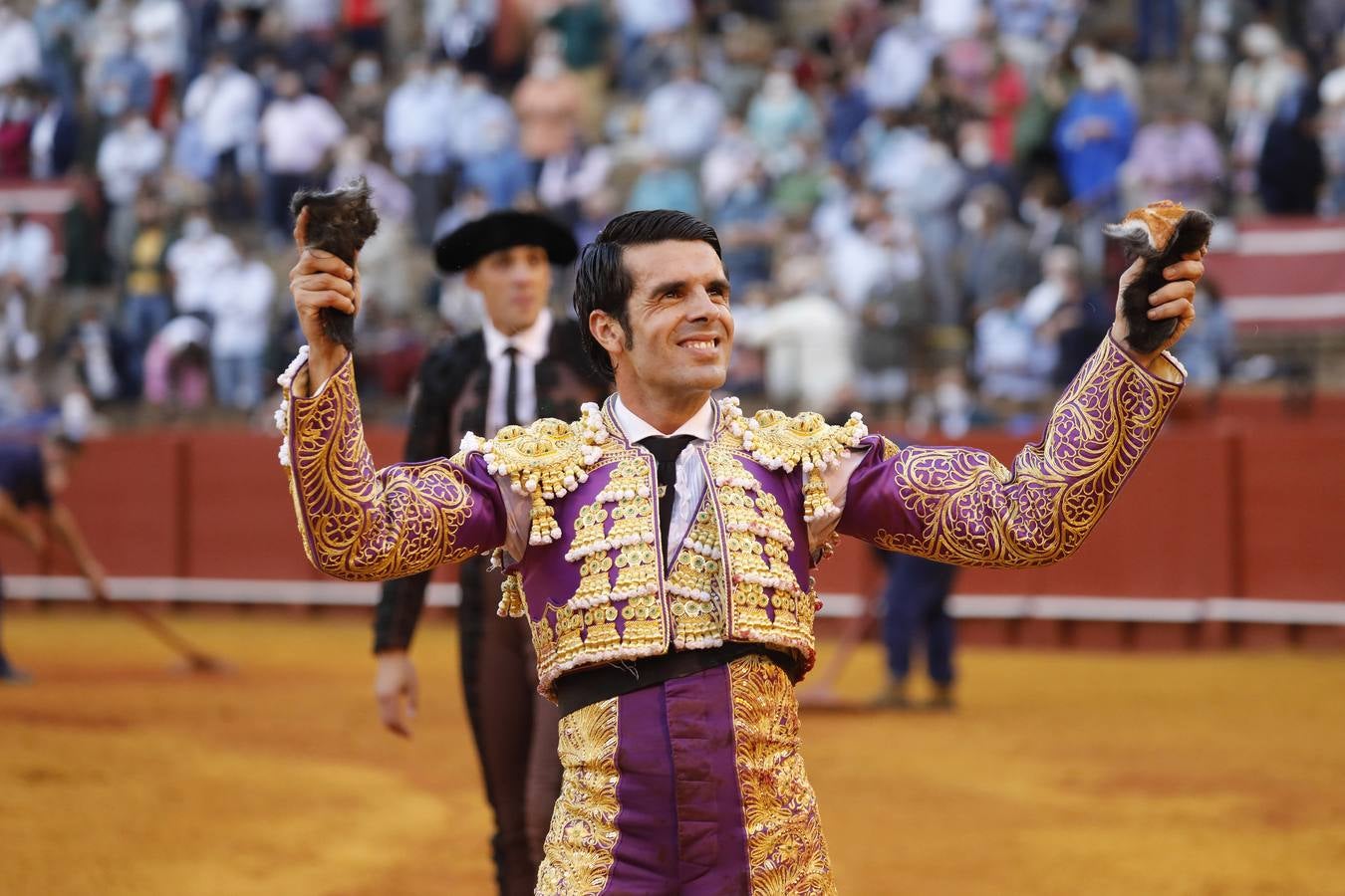 Emilio de Justo,  de nazareno y oro, en la Maestranza