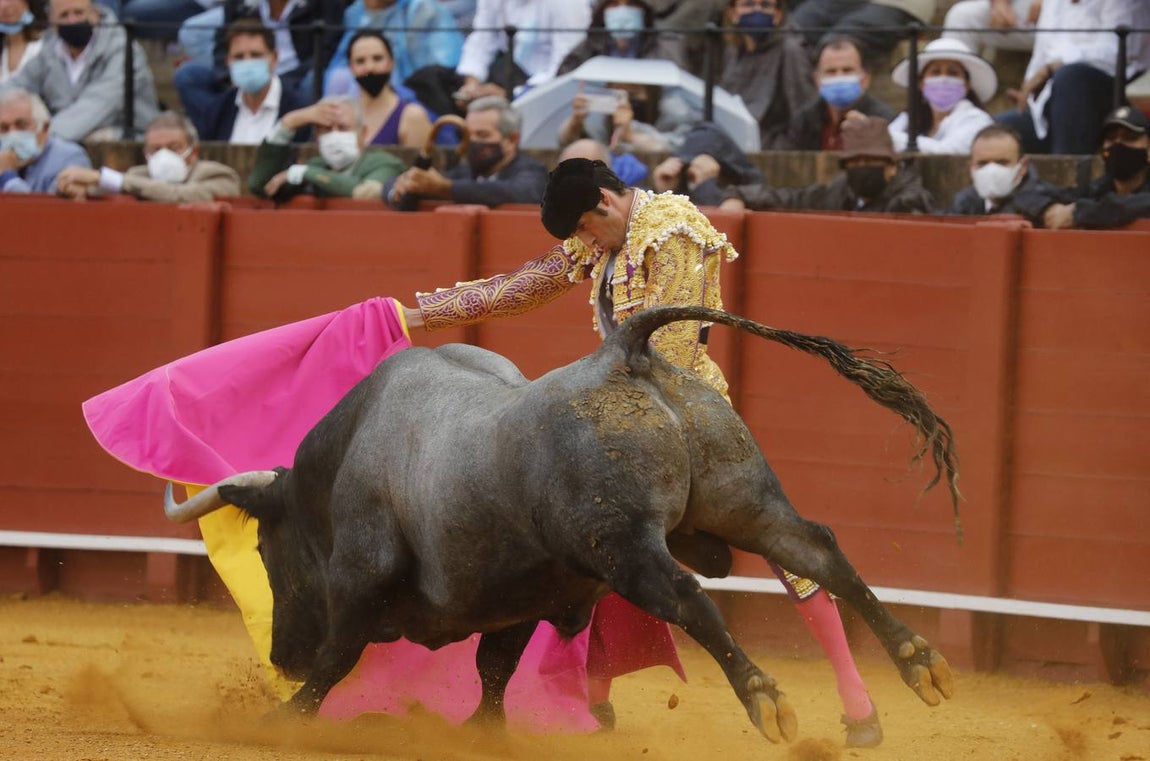 Emilio de Justo,  de nazareno y oro, en la Maestranza