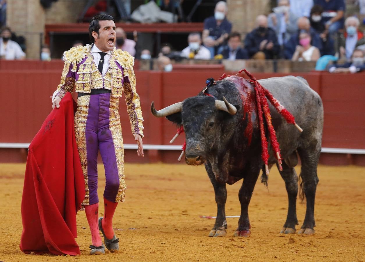 Emilio de Justo,  de nazareno y oro, en la Maestranza