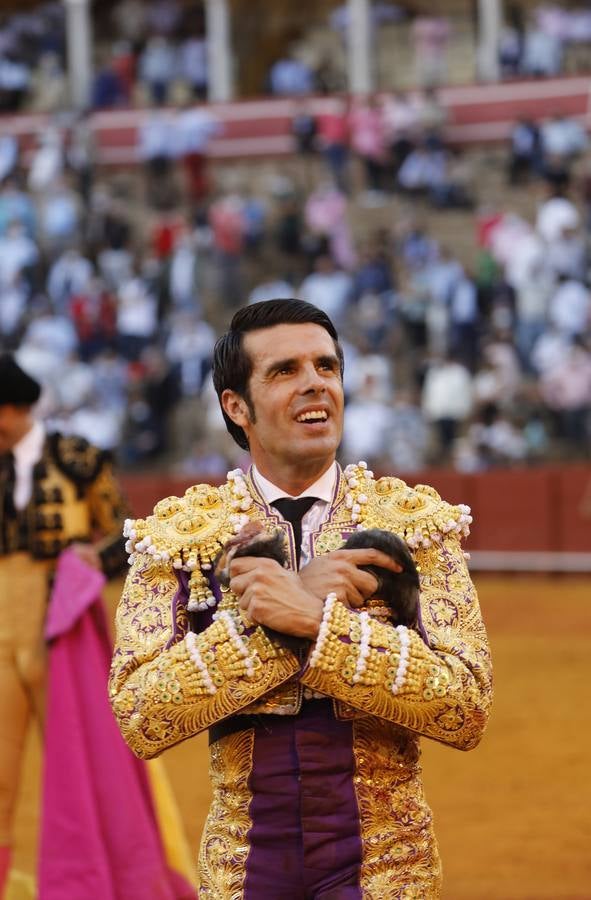 Emilio de Justo,  de nazareno y oro, en la Maestranza