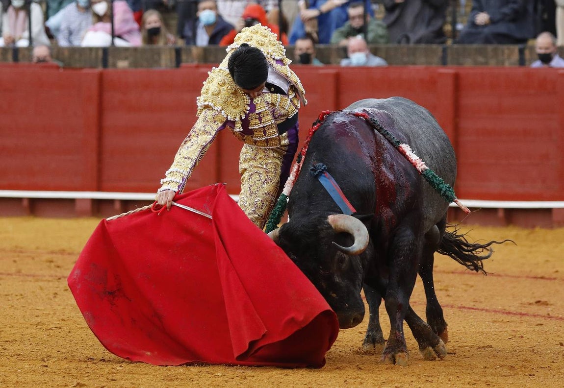 Emilio de Justo,  de nazareno y oro, en la Maestranza
