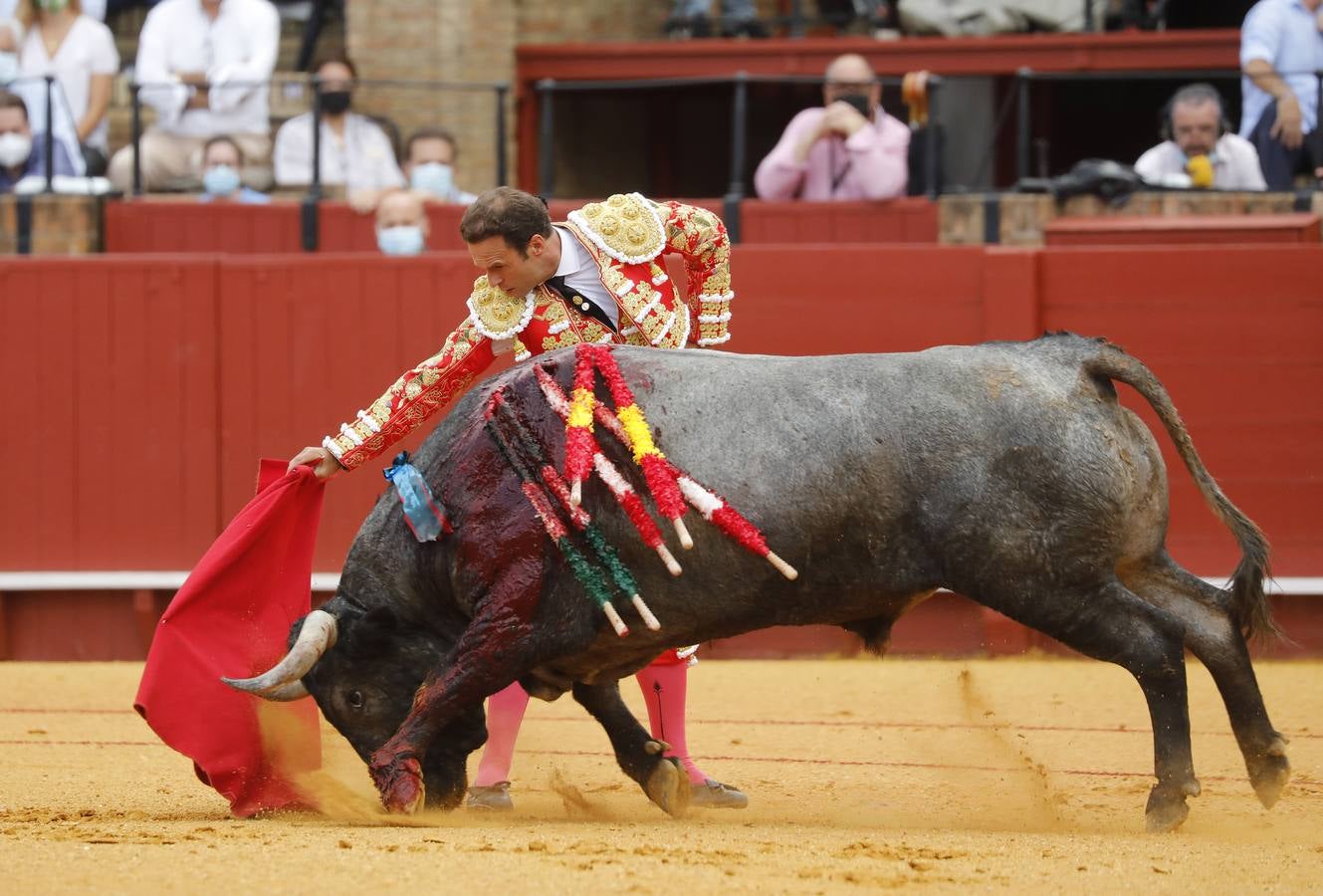 Antonio Ferrera, de carmín y oro, en la Maestranza