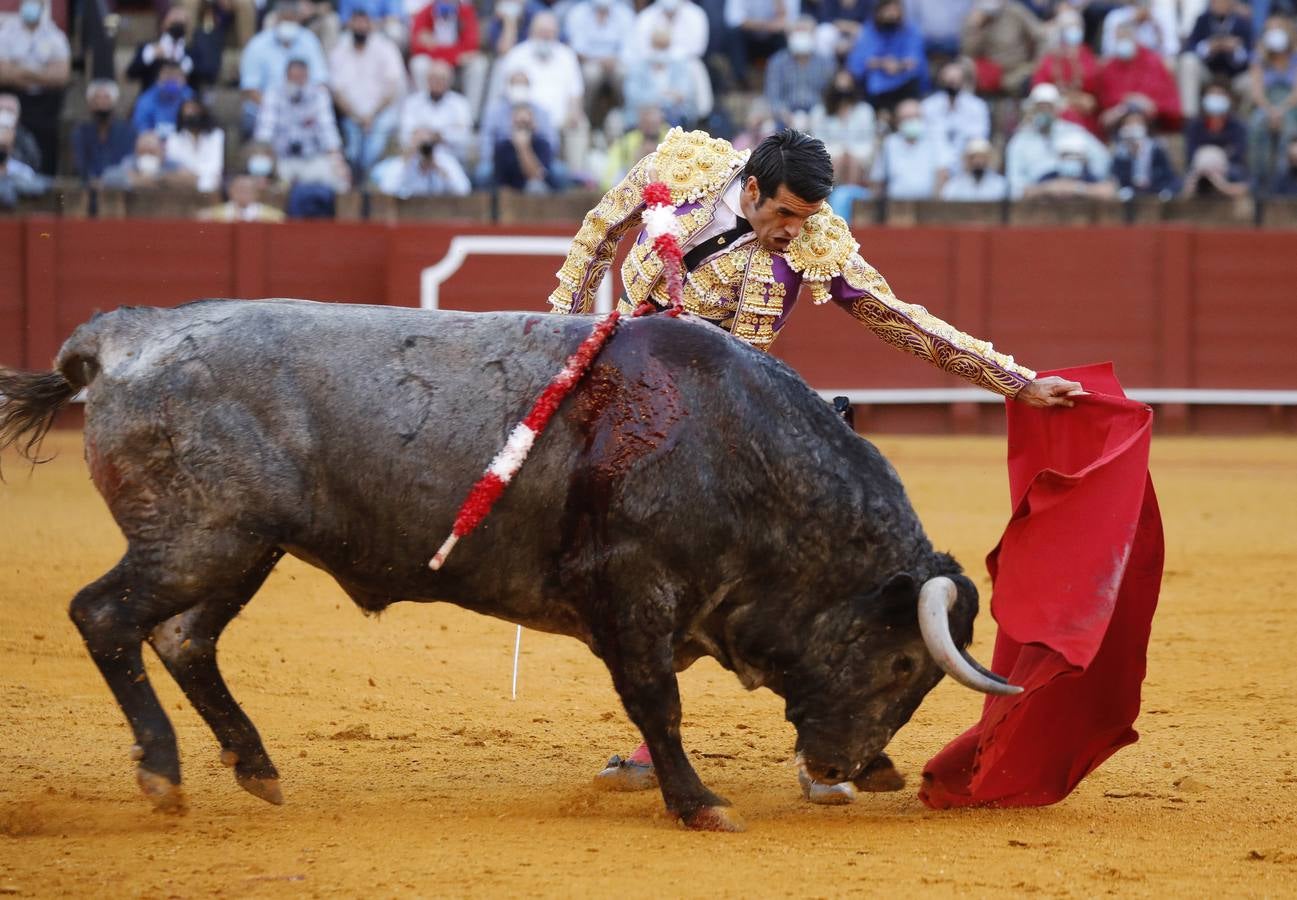 Emilio de Justo,  de nazareno y oro, en la Maestranza