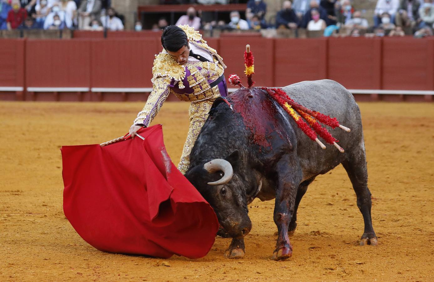 Emilio de Justo,  de nazareno y oro, en la Maestranza