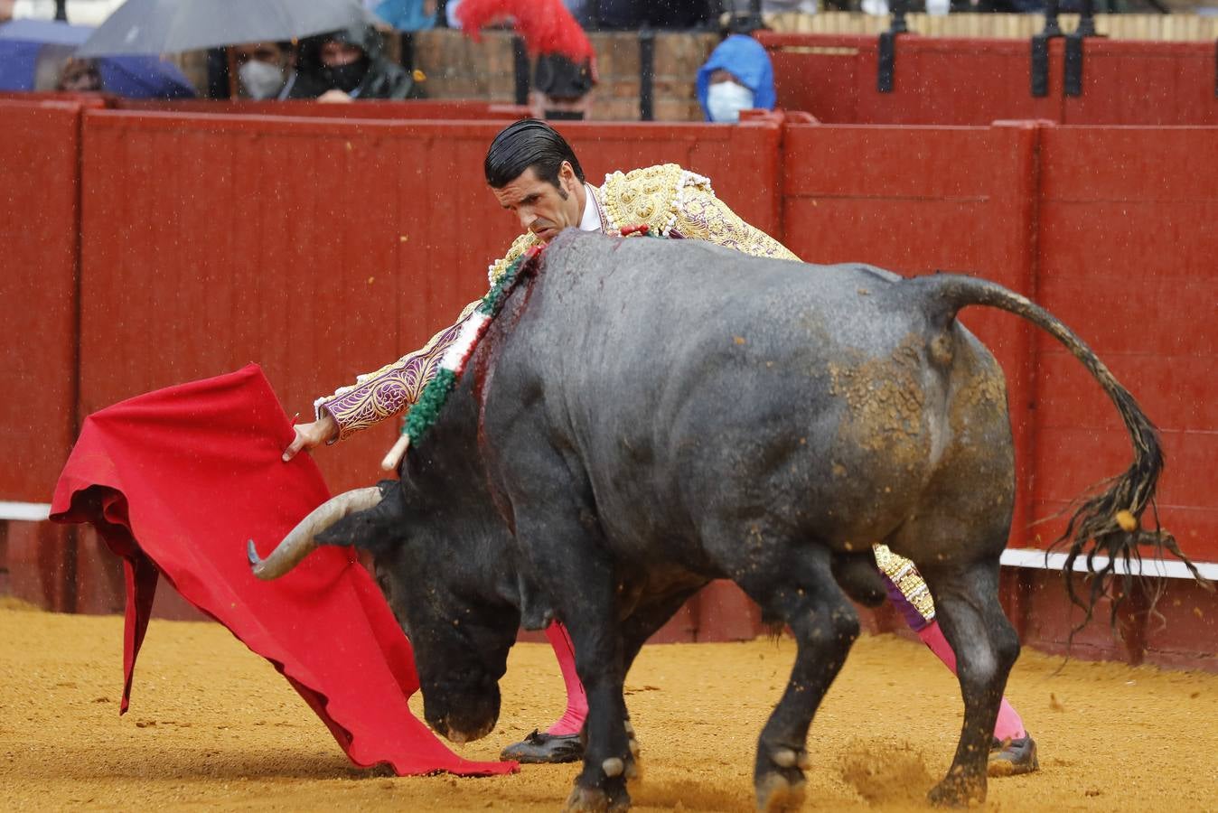 Emilio de Justo, de nazareno y oro, en la Maestranza