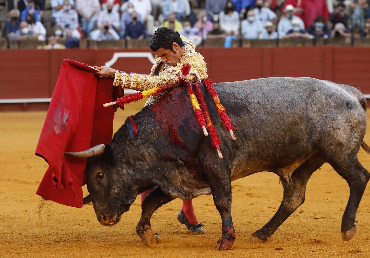 Emilio de Justo, de nazareno y oro, en la Maestranza