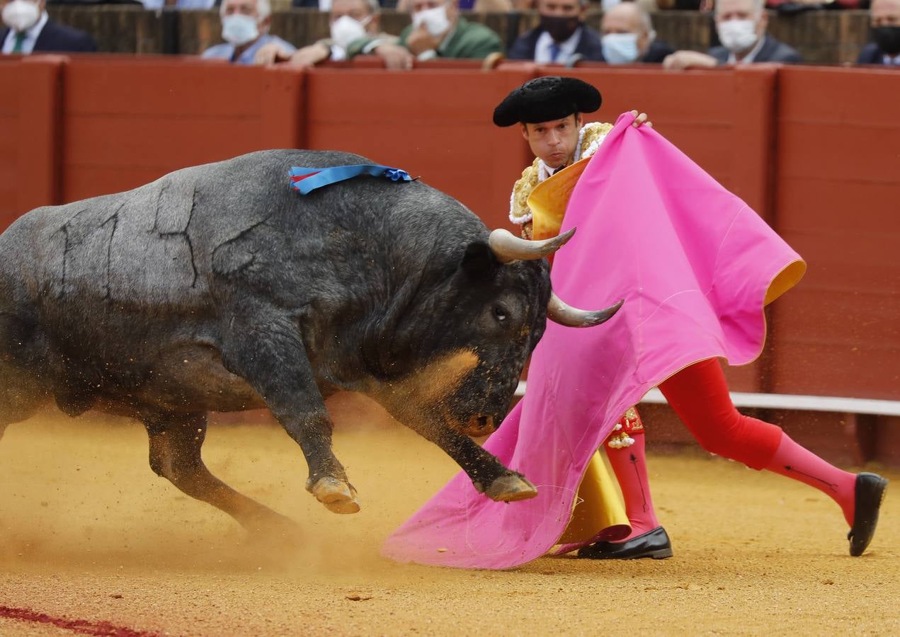 Antonio Ferrera, de carmín y oro, en la Maestranza