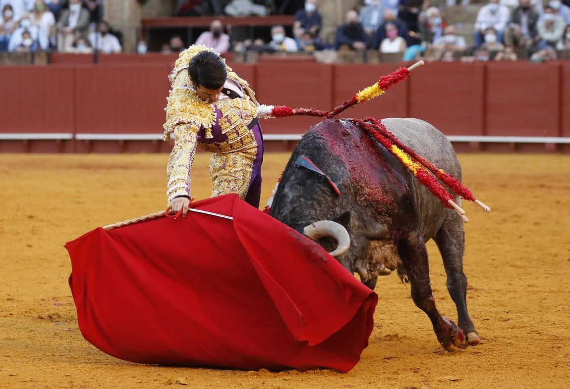 Emilio de Justo,  de nazareno y oro, en la Maestranza