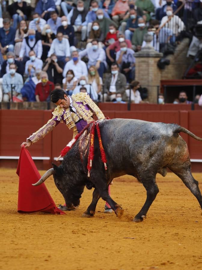 Emilio de Justo,  de nazareno y oro, en la Maestranza