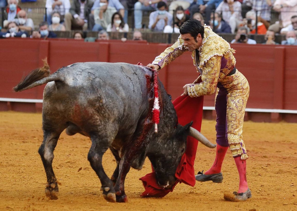 Emilio de Justo,  de nazareno y oro, en la Maestranza