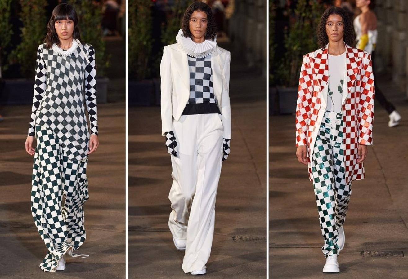 Mm6 Maison Margiela - MFW primavera-verano 2022. Como suele ser habitual en sus colecciones, el negro ha estado muy presente, aunque esta vez le ha robado el protagonismo también el print de cuadros, que ha protagonizado desde trajes de chaqueta a blusas y vestidos; todos ellos con asimetrías, drapeados y aberturas. Una propuesta vivaz y divertida en donde no ha faltado ese aire de ‘niño malo’ tan característico.