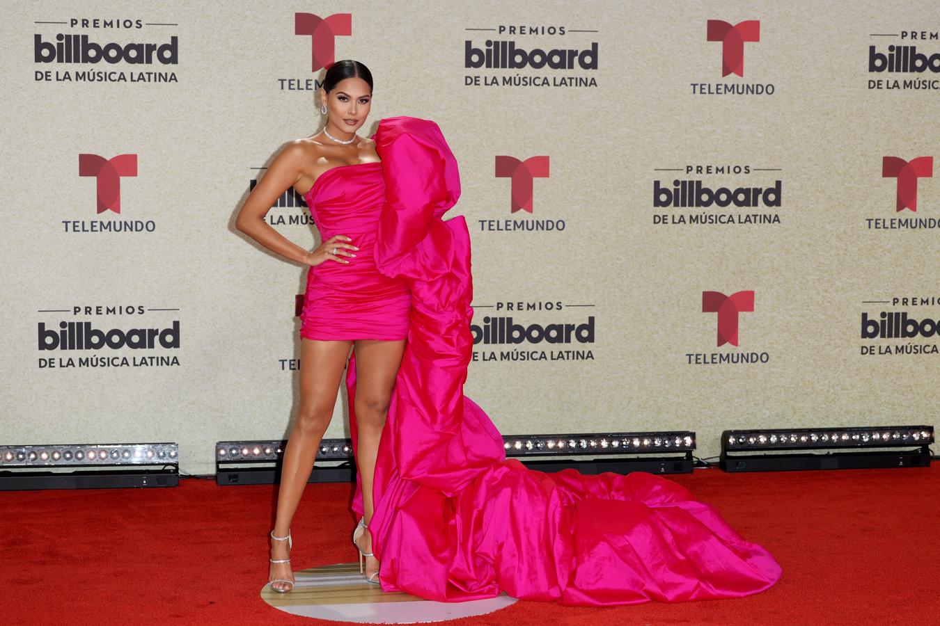 Andrea Meza en la alfombra roja de los Billborad 2021. La actual Miss Universo se decantó por un llamativo vestido fucsia con volumen de Monsoori.