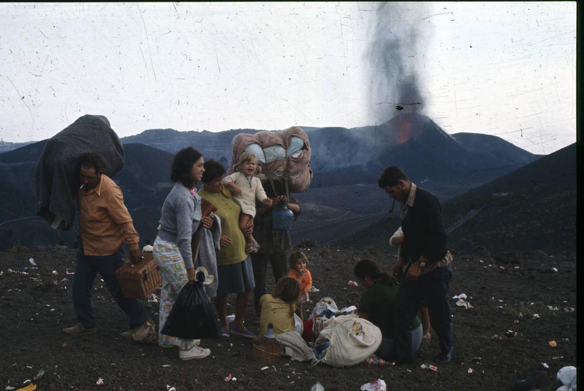 Las explosiones eran continuas y no remitían ni en frecuencia ni en intensidad desde que el fuego interno abrió paso cortando la corteza. 