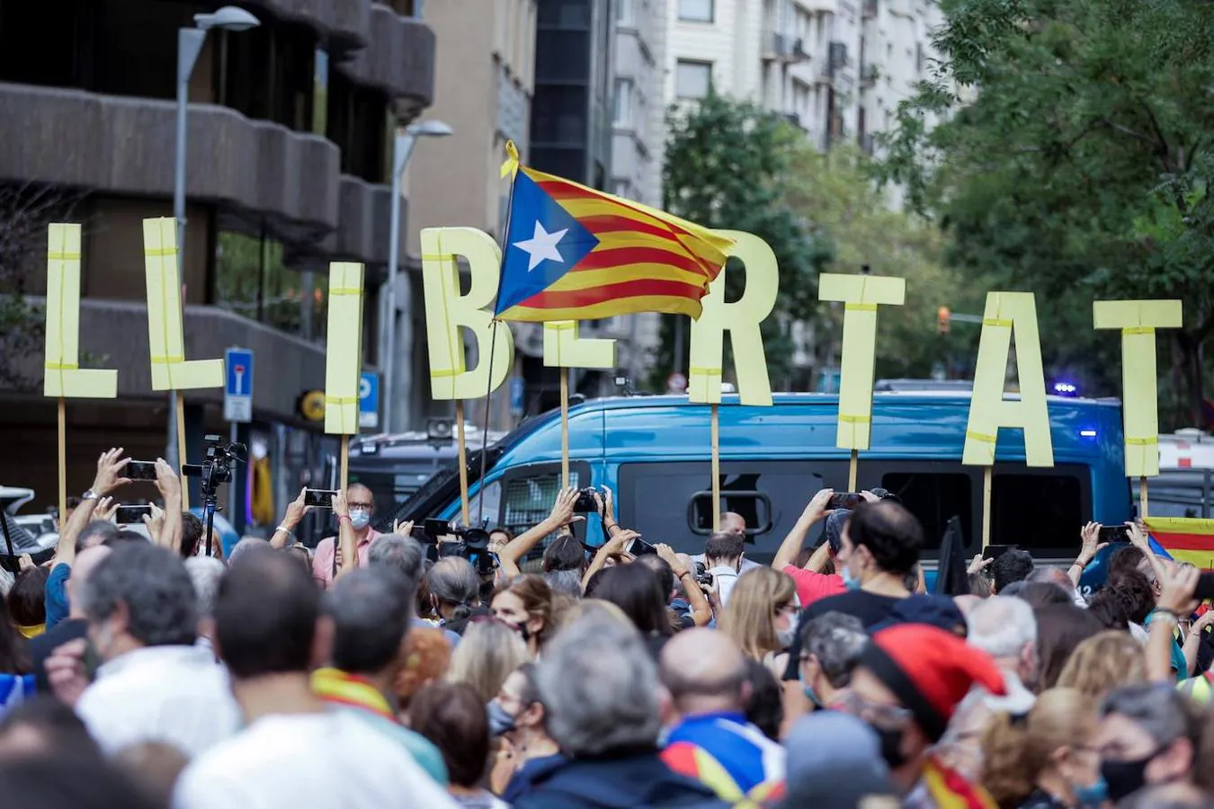 Unas 500 personas, según la Guardia Urbana de Barcelona, se han congregado este viernes ante el consulado de Italia en Barcelona. 