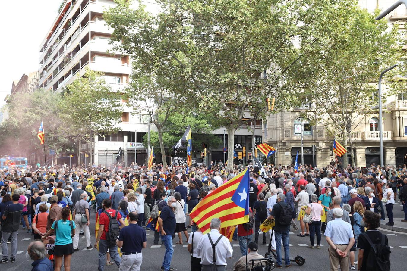 Durante la concentración se han oído algunos gritos aislados contra ERC (con «Esquerra dimisión») y el presidente Pere Aragonès, a quien han tildado de «traidor». 