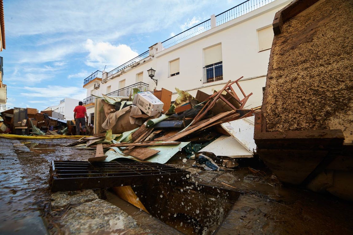 En imágenes, tareas de limpieza en las zonas más afectadas por el temporal en Lepe