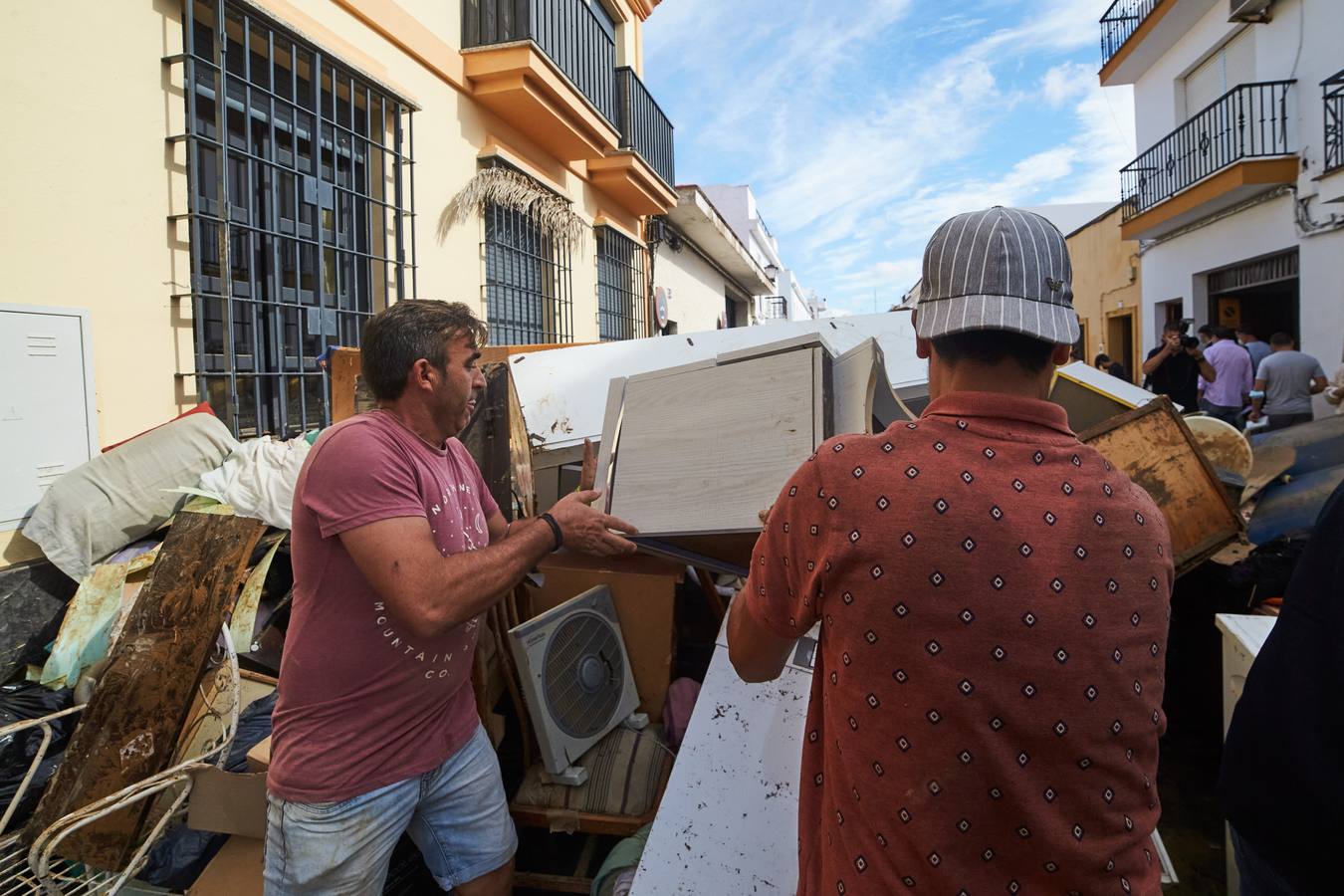 En imágenes, tareas de limpieza en las zonas más afectadas por el temporal en Lepe