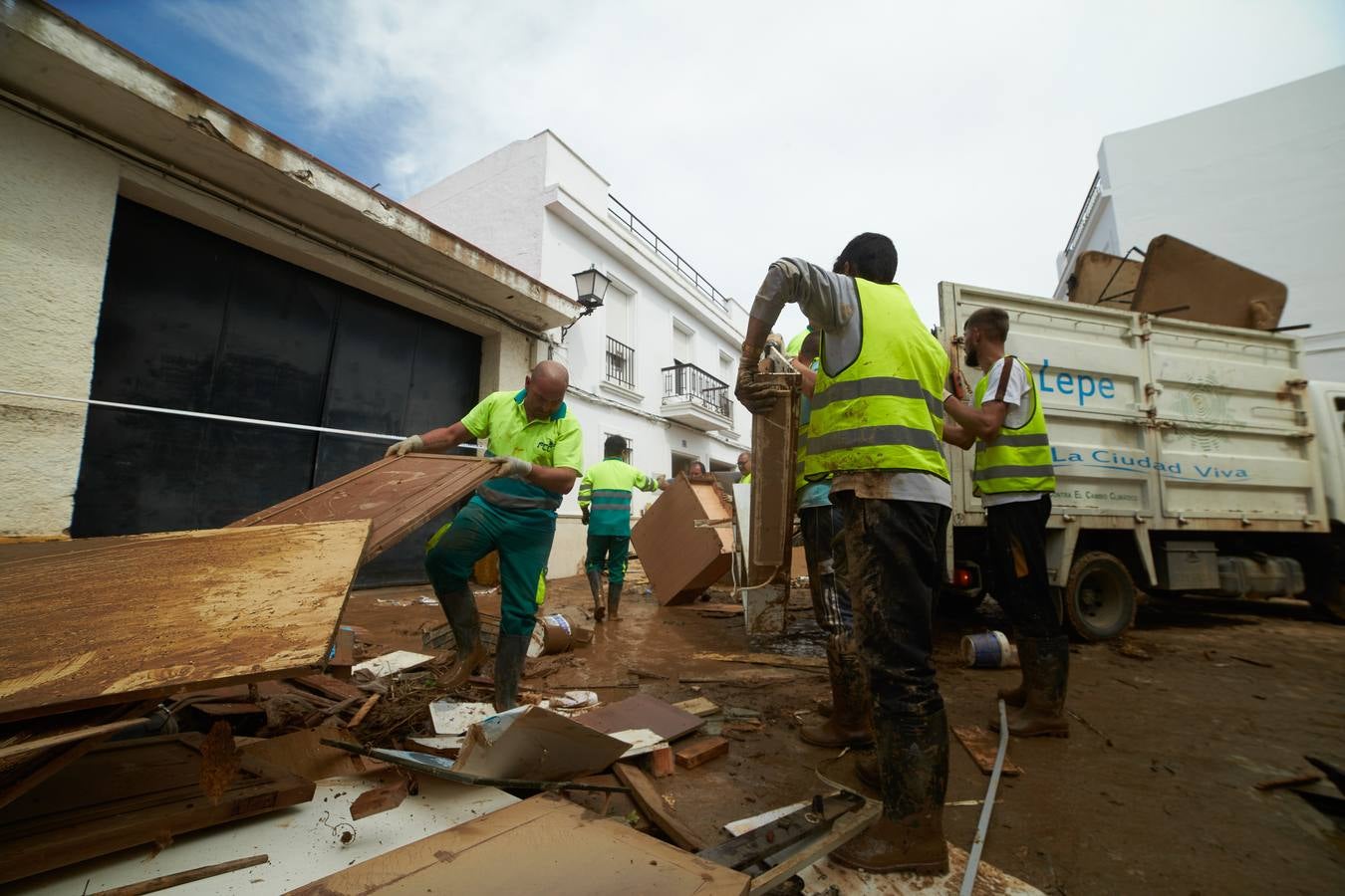 En imágenes, tareas de limpieza en las zonas más afectadas por el temporal en Lepe