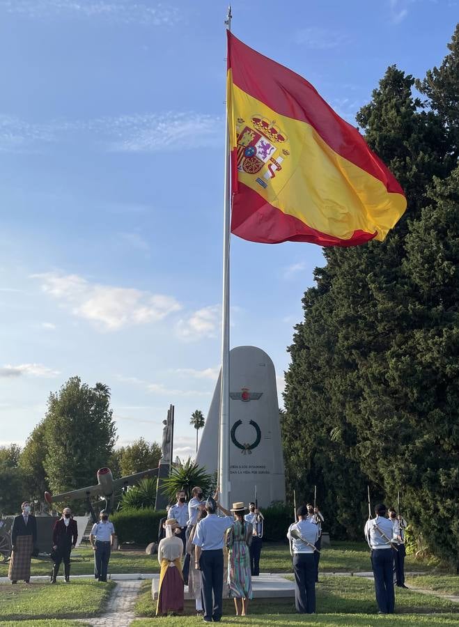 Izado de bandera en Tablada, con los carruajes participantes en el primer paseo por la ciudad.