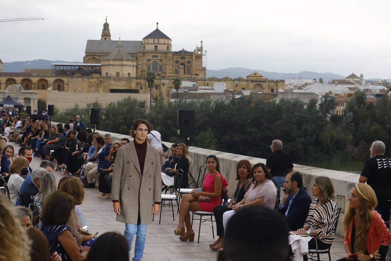 El desfile solidario de Silbon en el Puente Romano de Córdoba, en imágenes