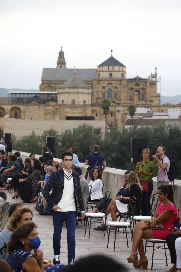 El desfile solidario de Silbon en el Puente Romano de Córdoba, en imágenes