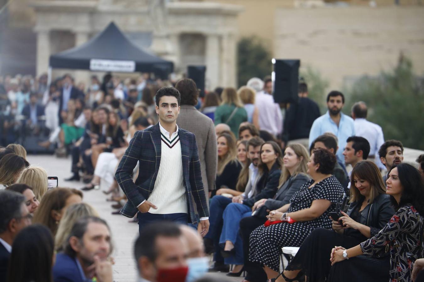 El desfile solidario de Silbon en el Puente Romano de Córdoba, en imágenes