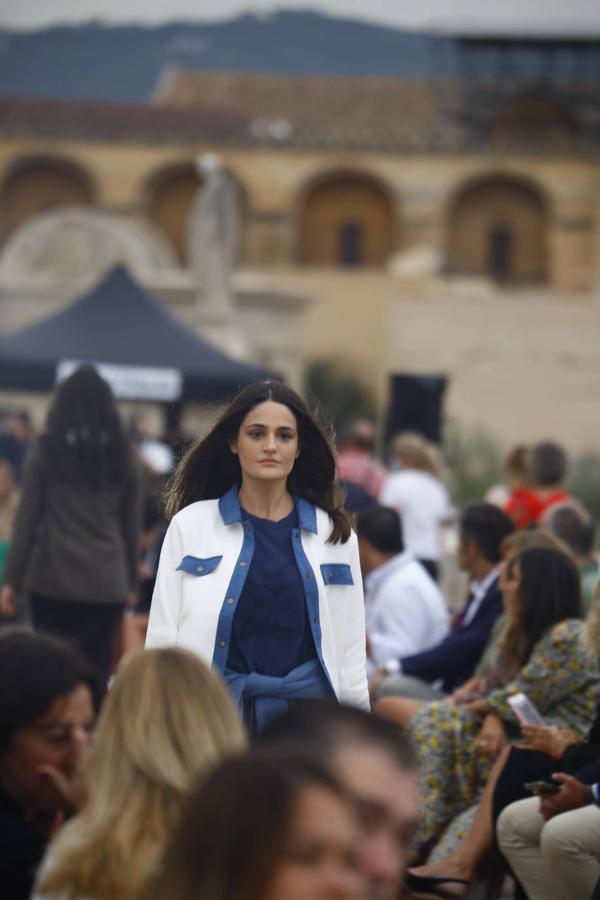 El desfile solidario de Silbon en el Puente Romano de Córdoba, en imágenes