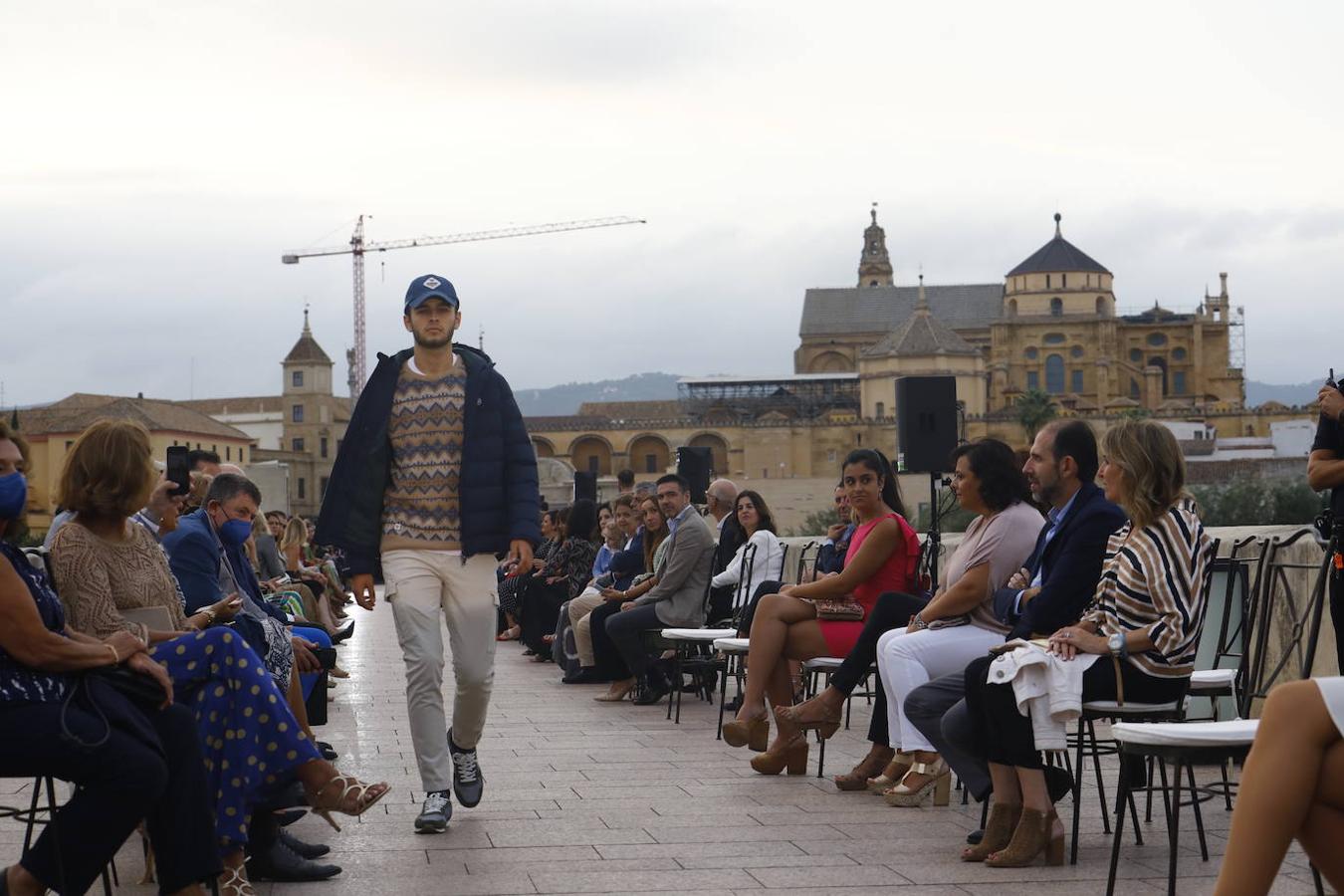 El desfile solidario de Silbon en el Puente Romano de Córdoba, en imágenes