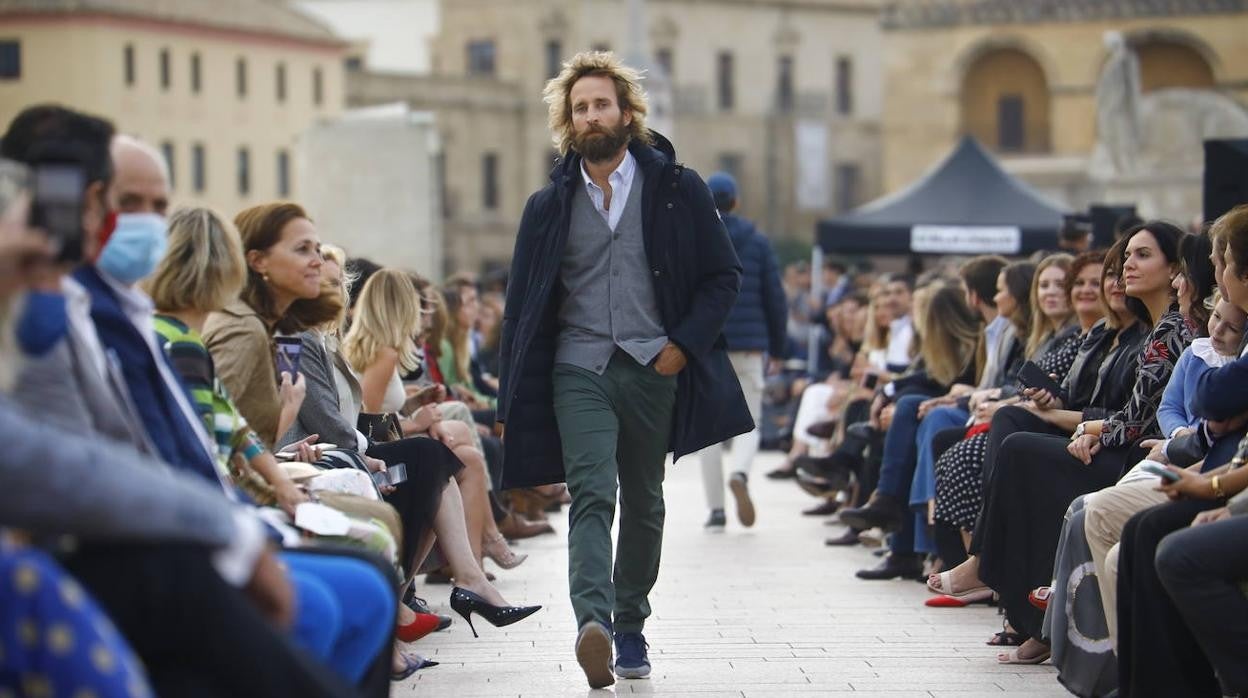 El desfile solidario de Silbon en el Puente Romano de Córdoba, en imágenes