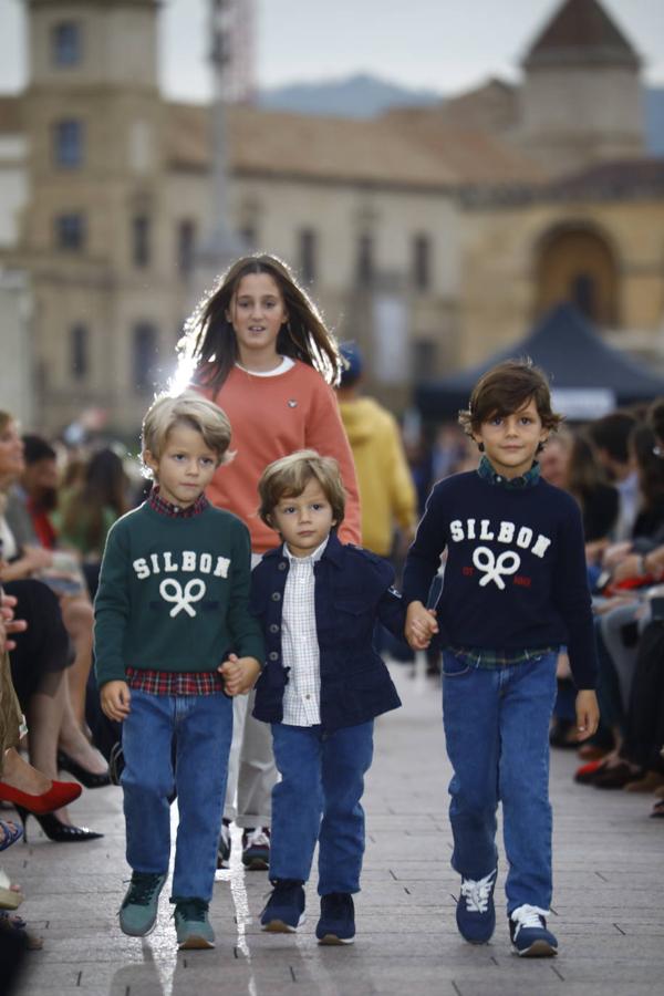 El desfile solidario de Silbon en el Puente Romano de Córdoba, en imágenes