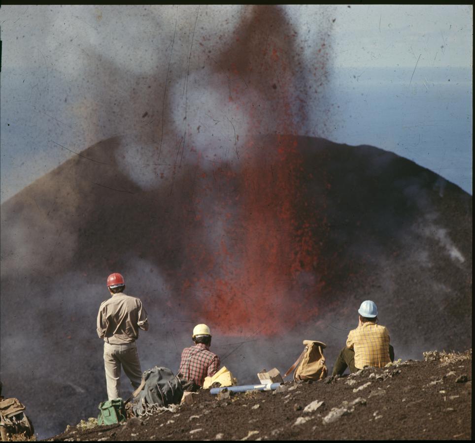 Alfredo Semprún, periodista de ABC, explicaba que recorrieron una y otra vez las carreteras de la isla para llegar a las fuentes de la noticia, sin poder acercarse mucho porque la temperatura de salida superaba los 2.000ºC. 