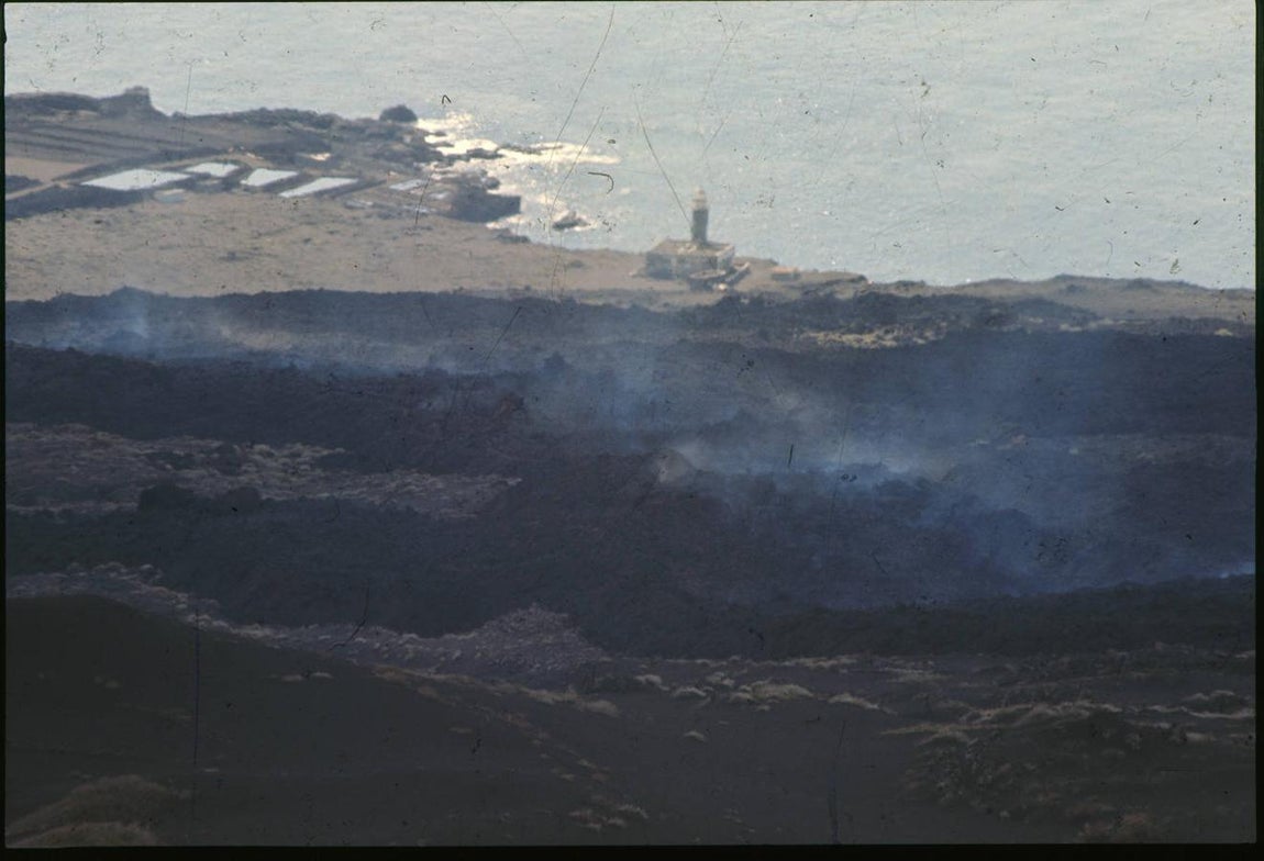 Semprún detallaba: «Una lluvia de cenizas ha cubierto, como una negra nevada, toda la amplia zona de Punta Fuencaliente. Algo más de 12 centímetros de cenizas forma una sombra caliente que imposibilita el paso de vehículos». 