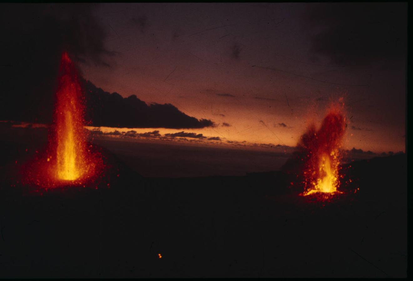 Tras los movimientos sísmicos, el nuevo volcán entraba en erupción el 26 de octubre, seis días después de comenzar los seísmos, en la zona de Fuencaliente. 