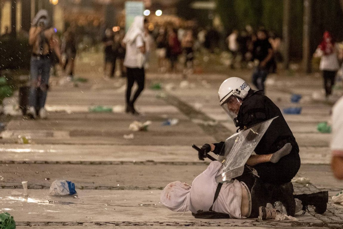Noche de caos, descontrol y graves altercados en el macrobotellón de plaza España