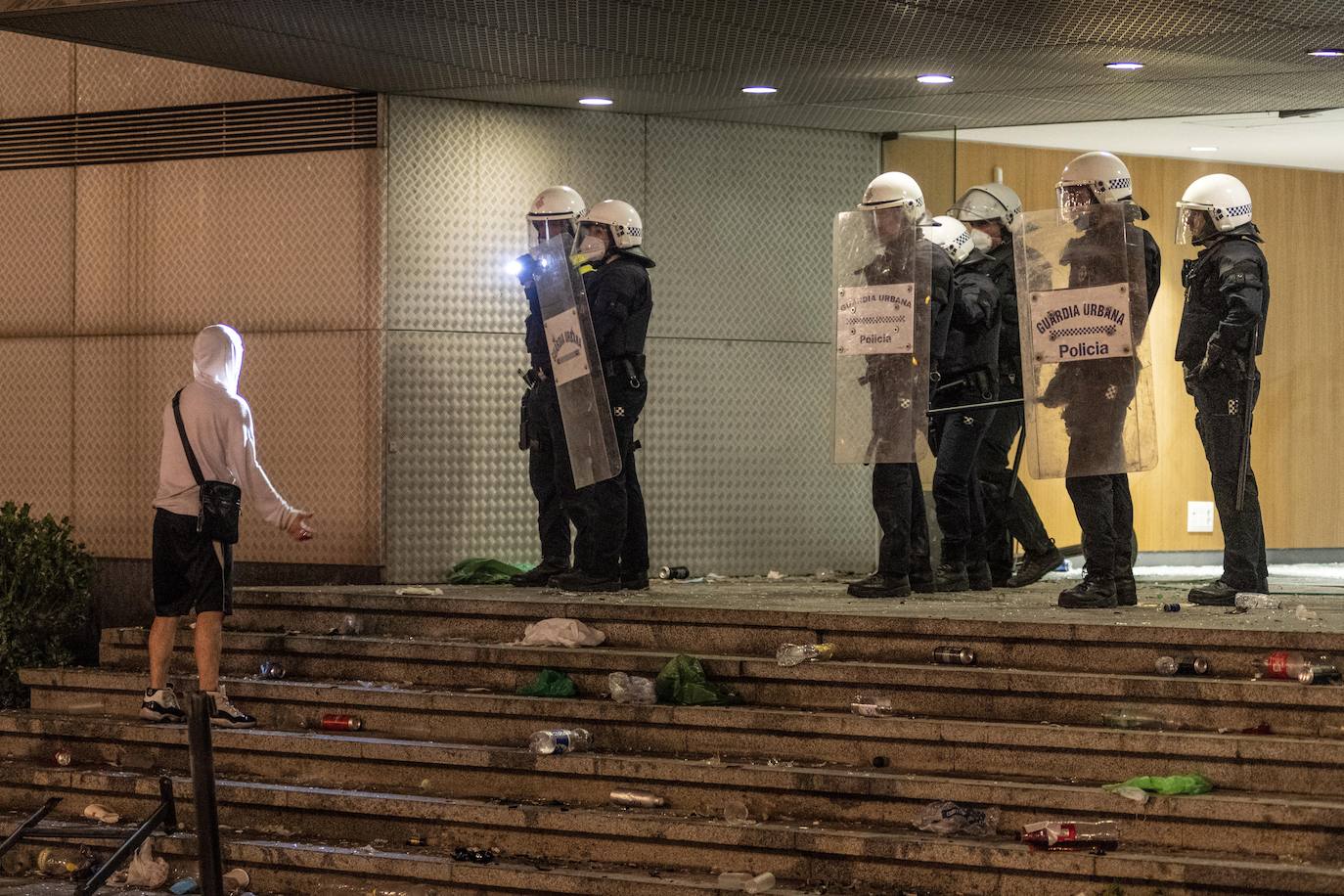 Noche de caos, descontrol y graves altercados en el macrobotellón de plaza España