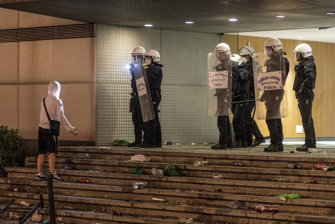 Noche de caos, descontrol y graves altercados en el macrobotellón de plaza España