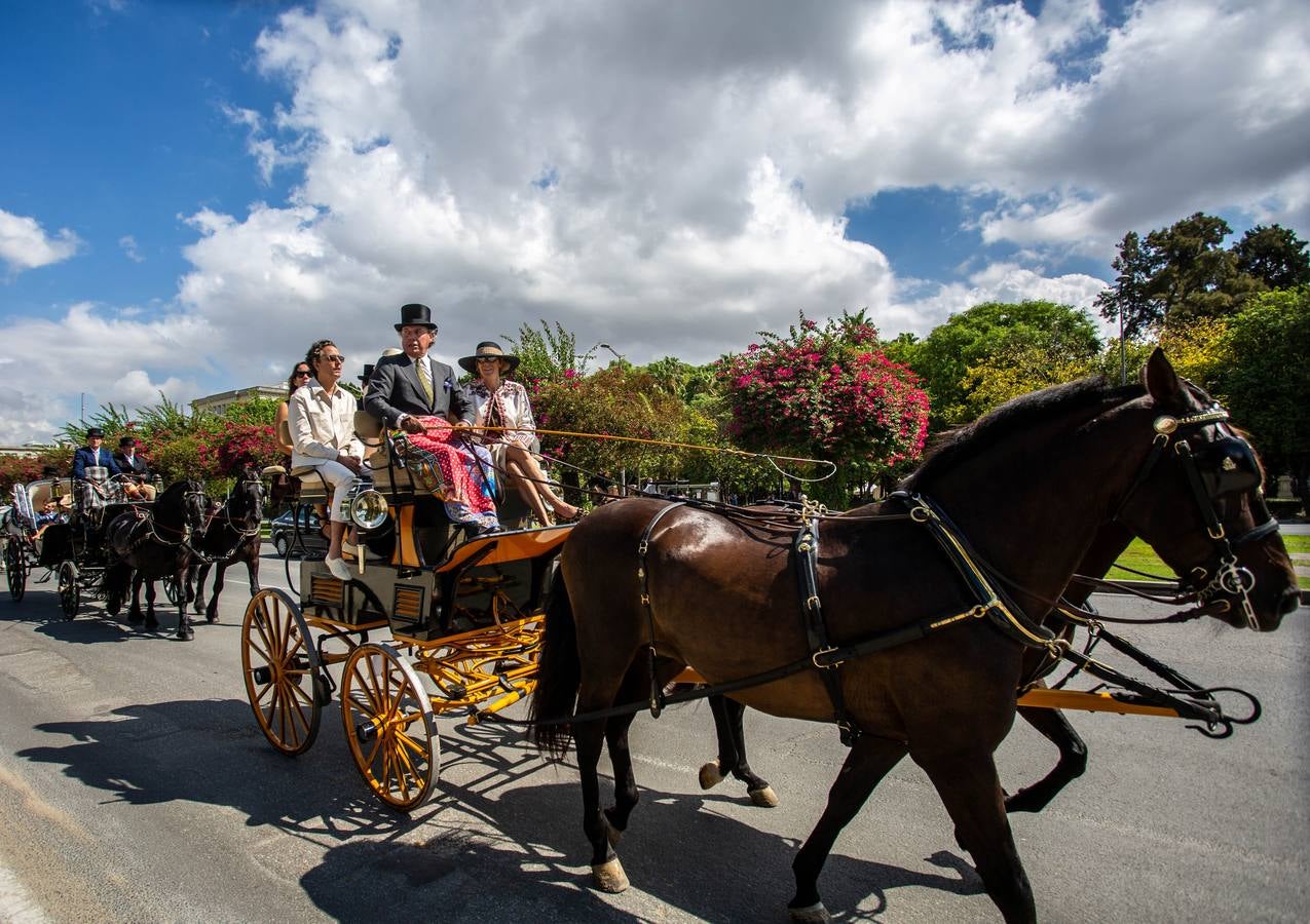 Paseo de carruajes por las calles de Sevilla