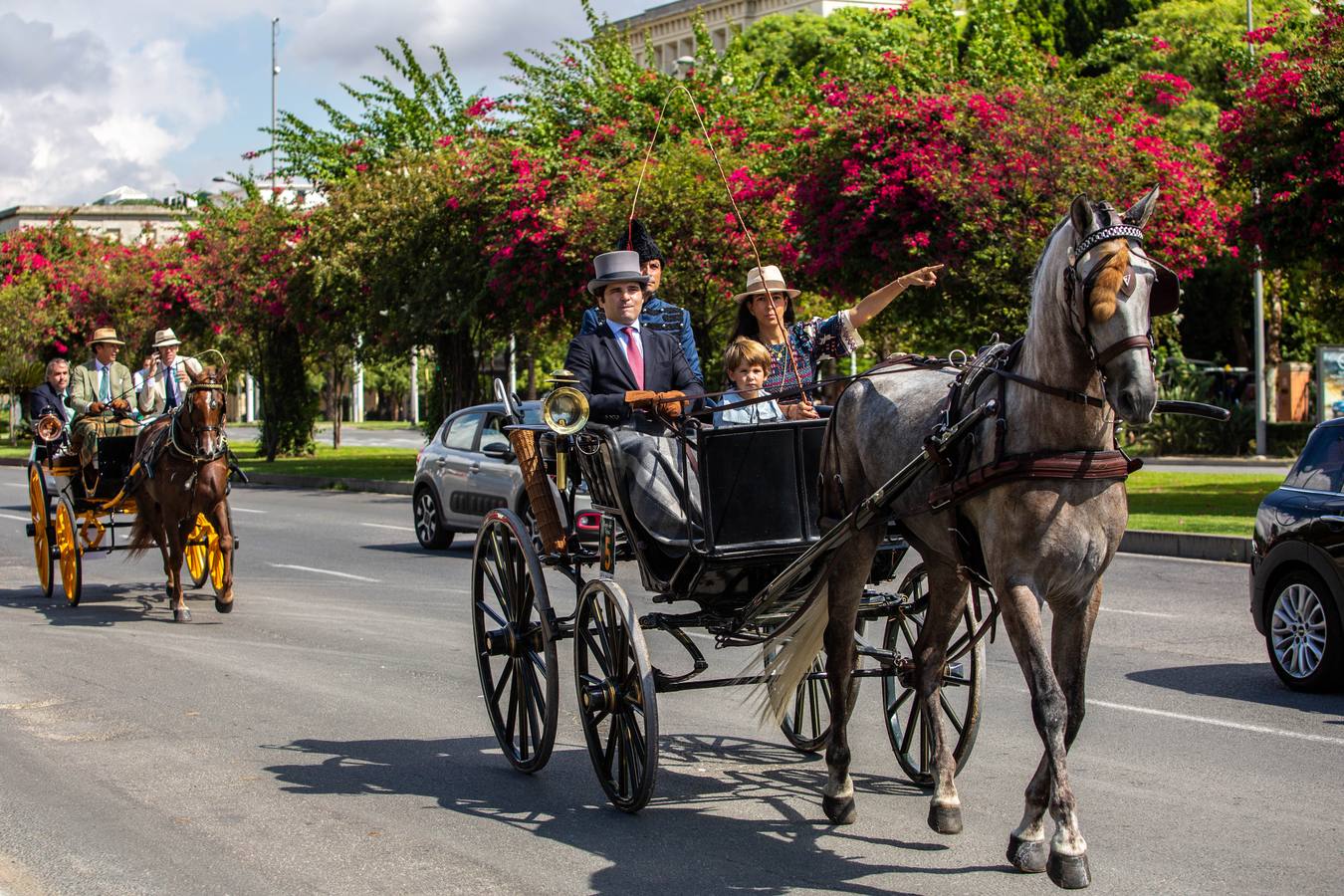 Paseo de carruajes por las calles de Sevilla