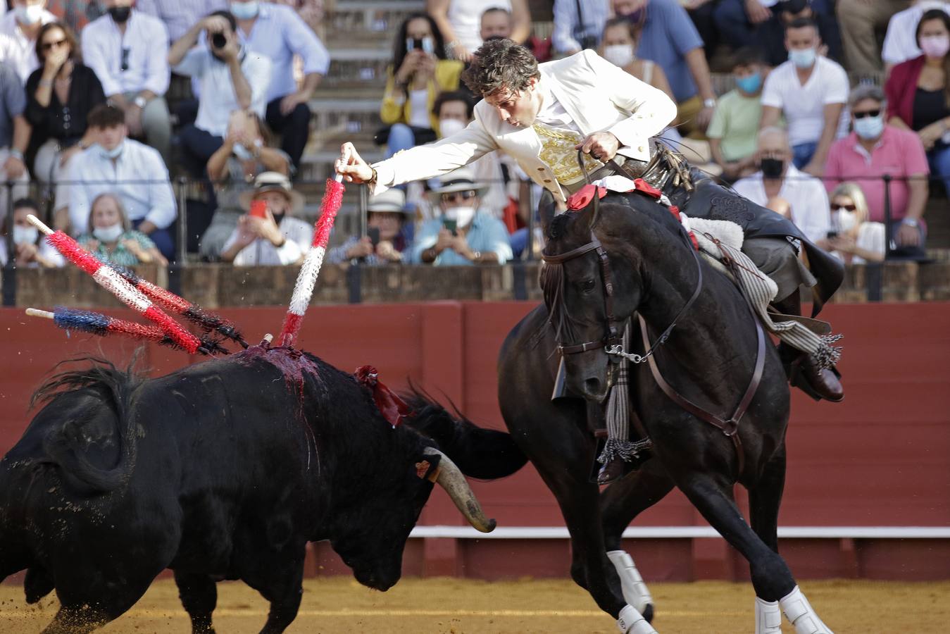 En imágenes, la corrida de rejones de la Feria de San Miguel de Sevilla