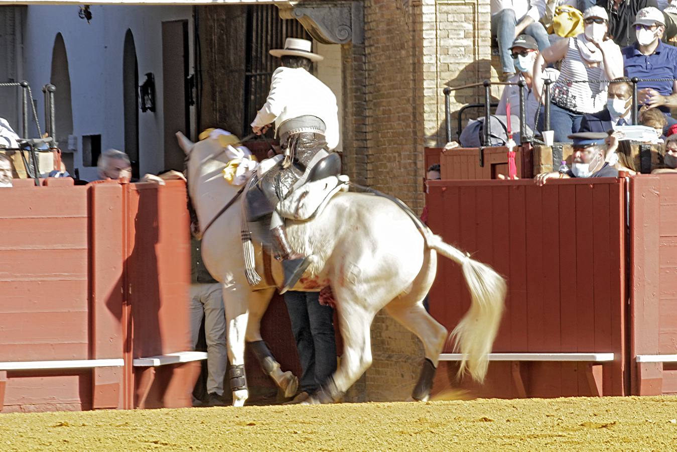 En imágenes, la corrida de rejones de la Feria de San Miguel de Sevilla