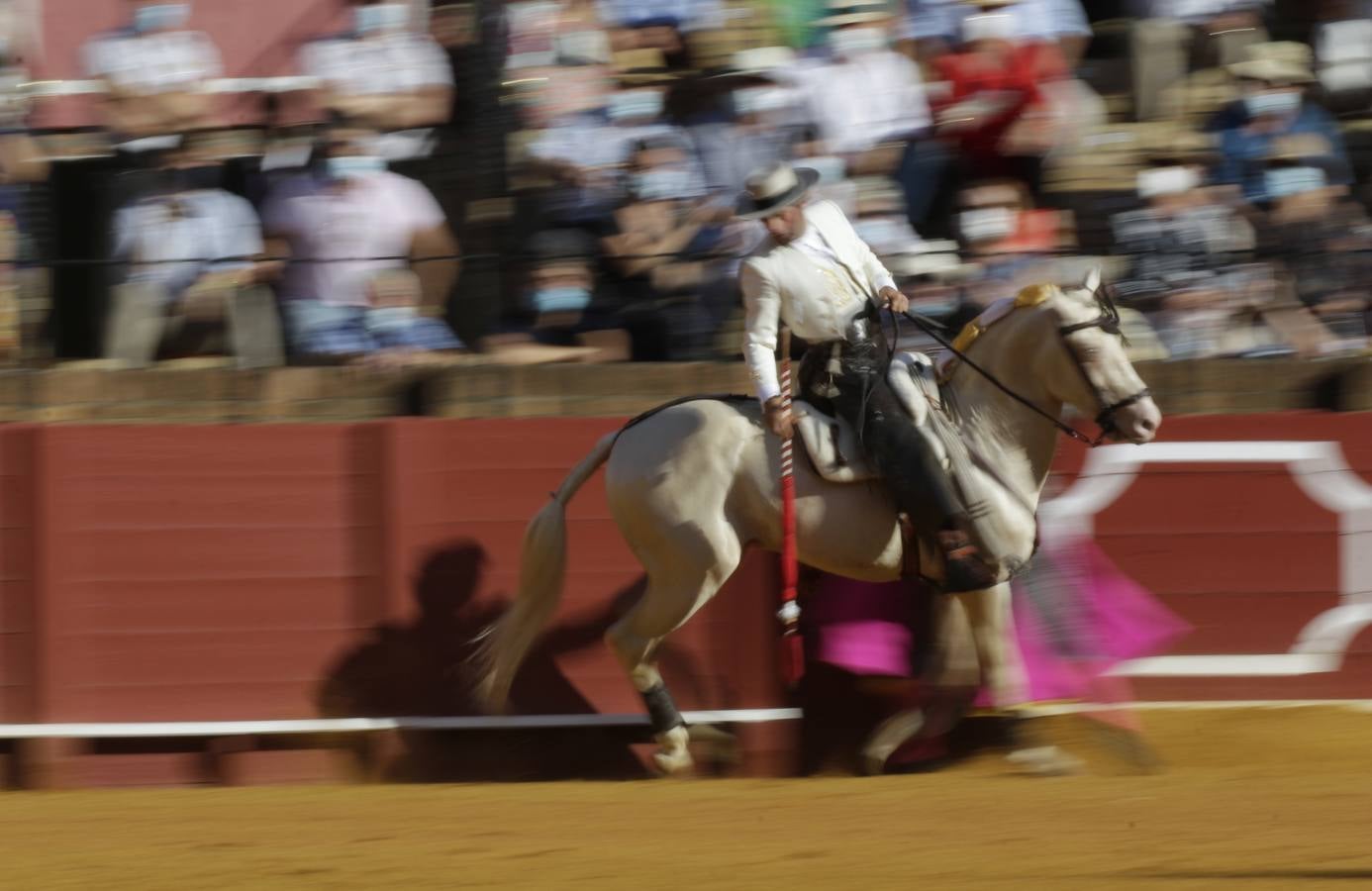 En imágenes, la corrida de rejones de la Feria de San Miguel de Sevilla