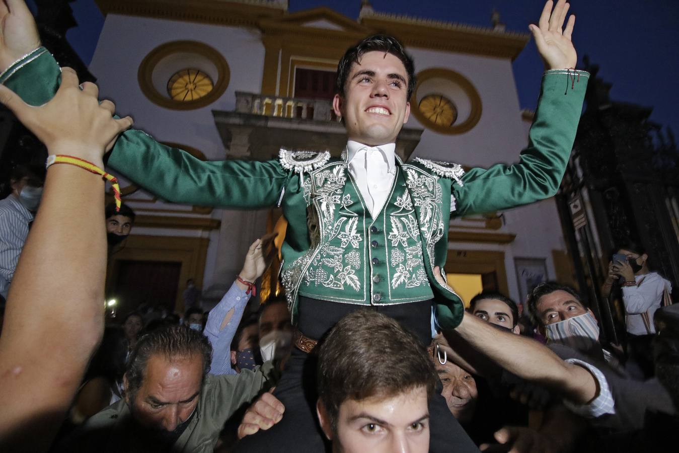 En imágenes, la corrida de rejones de la Feria de San Miguel de Sevilla