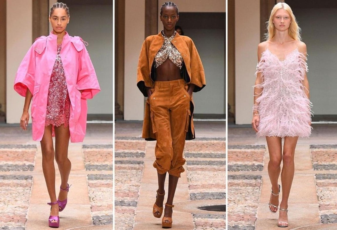 Ermanno Scervino - MFW primavera-verano 2022. La colección se diferencia en dos partes. Por un lado, trajes con cortes más urbanos y tejidos sencillos; y por otro, prendas más sofisticadas en donde no faltan las lentejuelas y los escotes marcados. Todo ello se fusiona dando lugar a una colección en donde el más es más y rompe con todas las reglas.