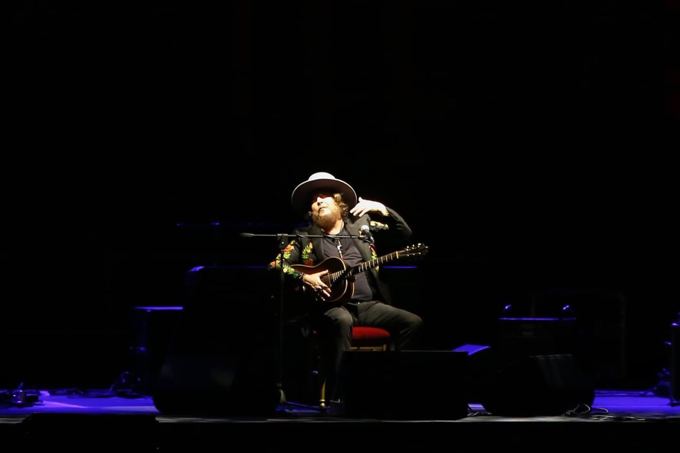 Zucchero encandila a Sevilla en la Plaza de España